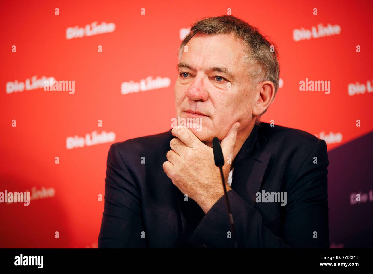 Jan van Aken, Vorsitzender der Partei die Linke, aufgenommen im Rahmen einer Pressekonferenz in Berlin, 28.10.2024. Berlin Deutschland *** Jan van Aken, Vorsitzender der Linkspartei, auf einer Pressekonferenz in Berlin, 28 10 2024 Berlin Deutschland Copyright: XFelixxZahnx Stockfoto