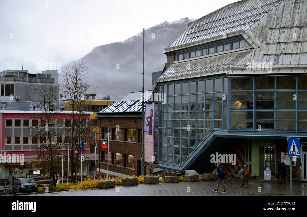 Das Stadtzentrum in Tromso, Norwegen mit dem Aussichtspunkt Fjellheisen in der Ferne Stockfoto