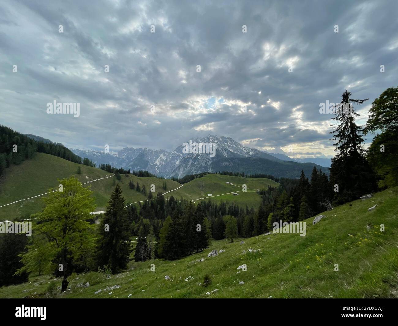 Genießen Sie die heitere Majestät der Alpen, wo schneebedeckte Gipfel auf endlose Horizonte treffen. Eine Landschaft voller Wunder und zeitloser Schönheit. Stockfoto