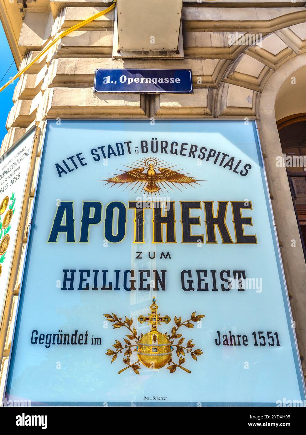 Schild für die „Apotheke des Heiligen Geistes“ an der Operngasse, Wien, Österreich. Stockfoto