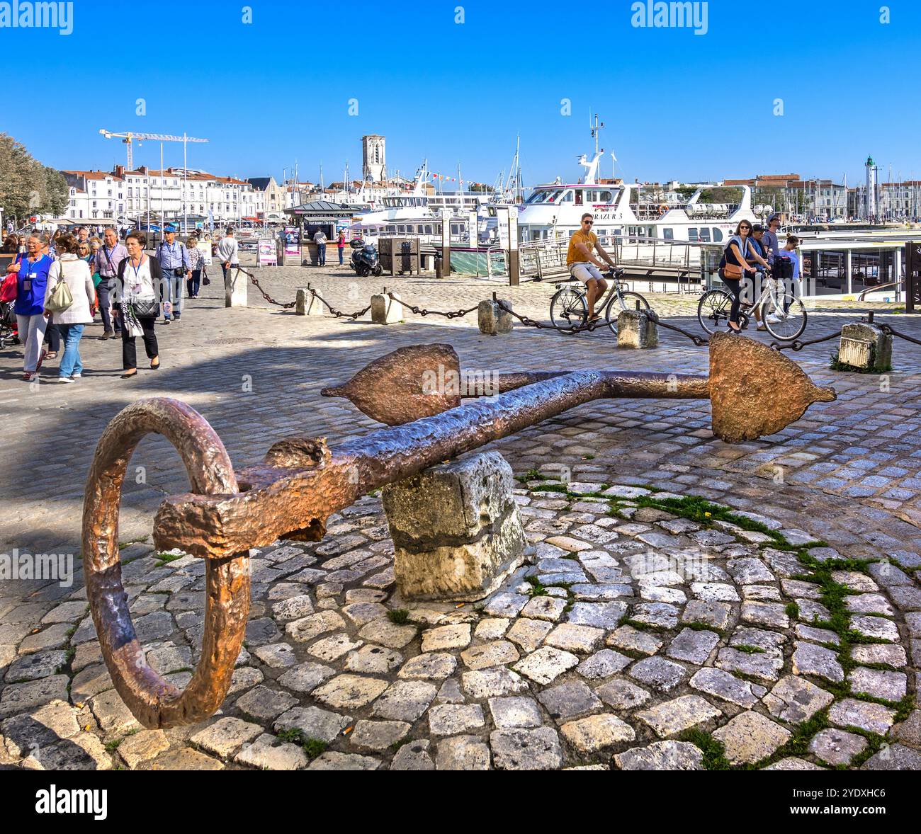 Großer, rostiger Schiffsanker am Hafen von La Rochelle, Charente-Maritime (17), Frankreich. Stockfoto