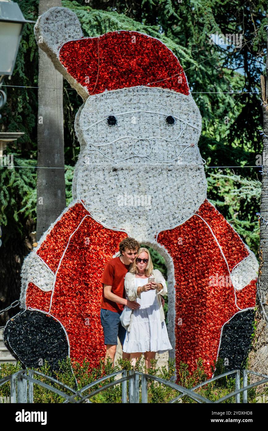 Ragusa Ibla, Italien. Oktober 2024. Weihnachten kommt früh in Giardino Ibleo in Ragusa Ibla, da der Park mit riesigen Lametta-Rentieren und der Weihnachtsskulptur gespickt ist. Diese werden bereits von Herbstbesuchern bei sonnigem Wetter genossen - Sizilien, Italien. Guy Bell/Alamy Live News Stockfoto