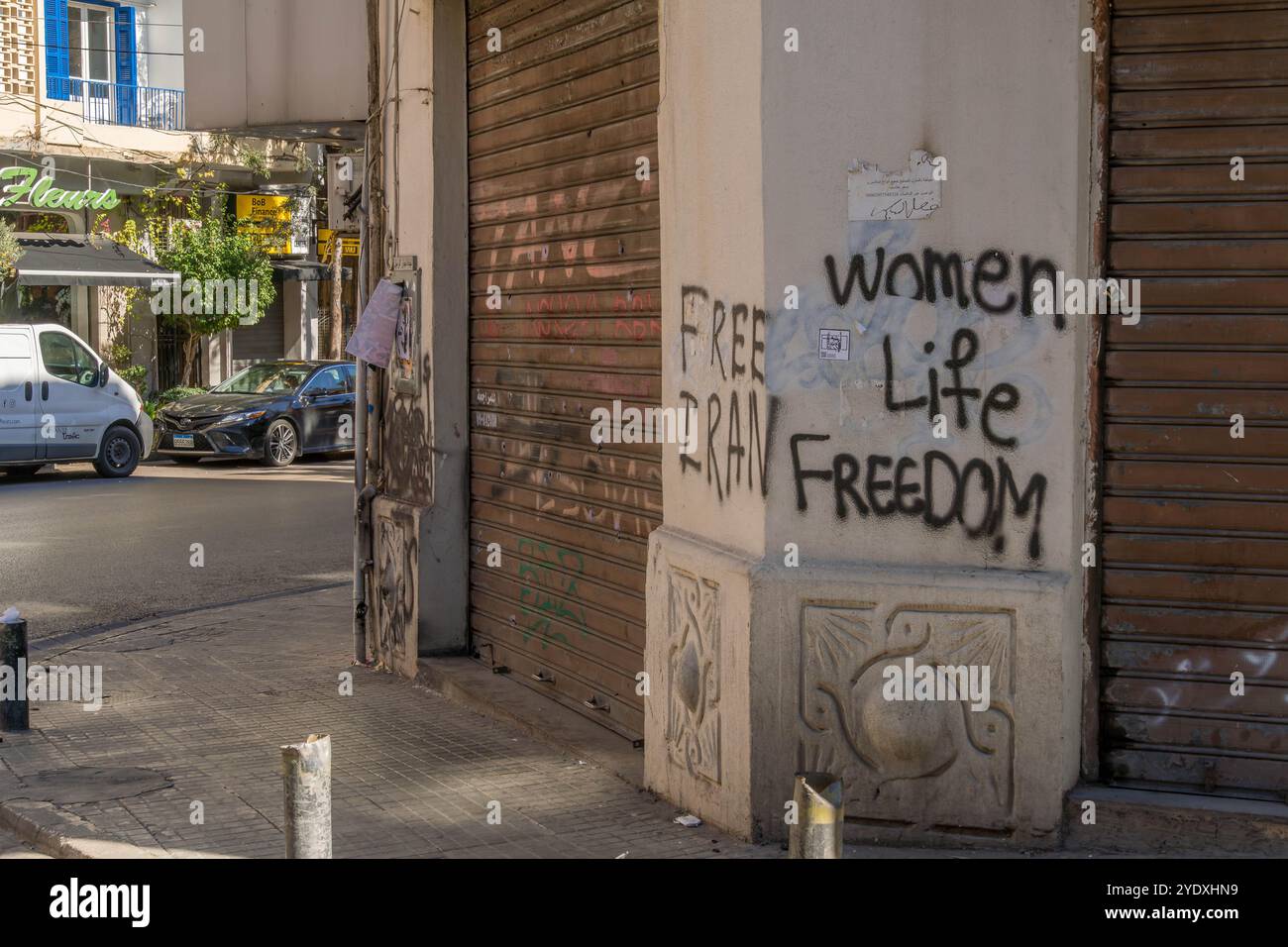 Die Protestschrift "Freier Iran" und "Freiheit des Lebens der Frau" an der Wand in Beirut, Libanon, Nahost. Stockfoto