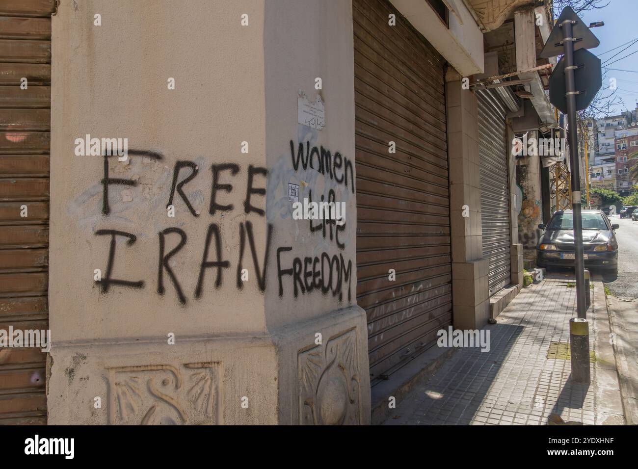 Die Protestschrift "Freier Iran" und "Freiheit des Lebens der Frau" an der Wand in Beirut, Libanon, Nahost. Stockfoto