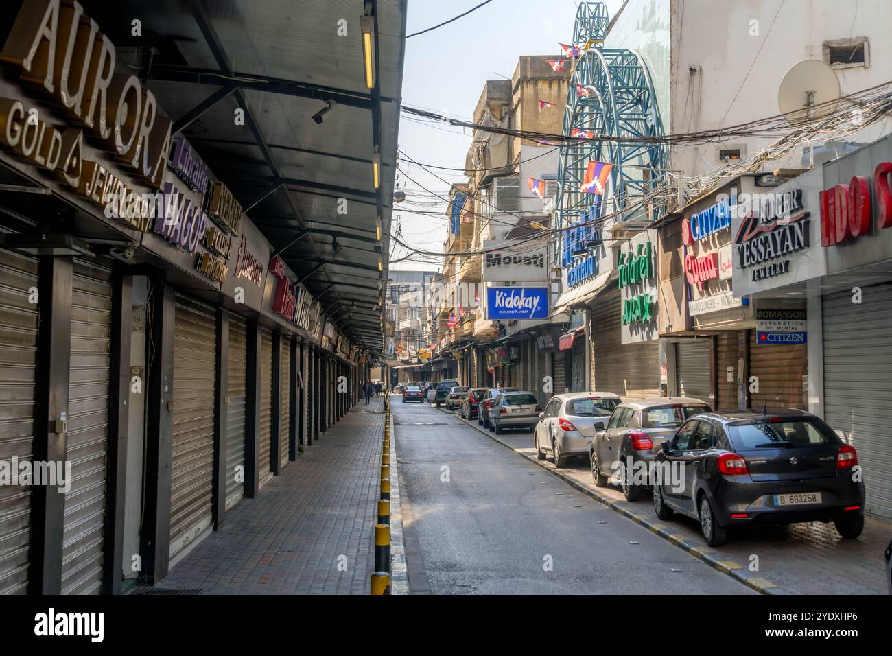 Die Straßen im armenischen Bezirk Beirut, mit Berg-Karabach (Artsach) Flaggen im Libanon. Stockfoto
