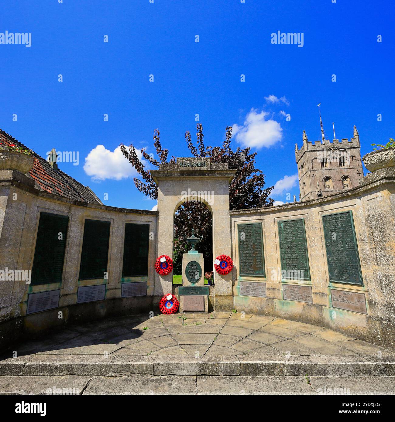 Devizes Kriegsdenkmal mit Mohnkränzen. Ändert die Szene. Vom Juli 2024. Sommer. Stockfoto