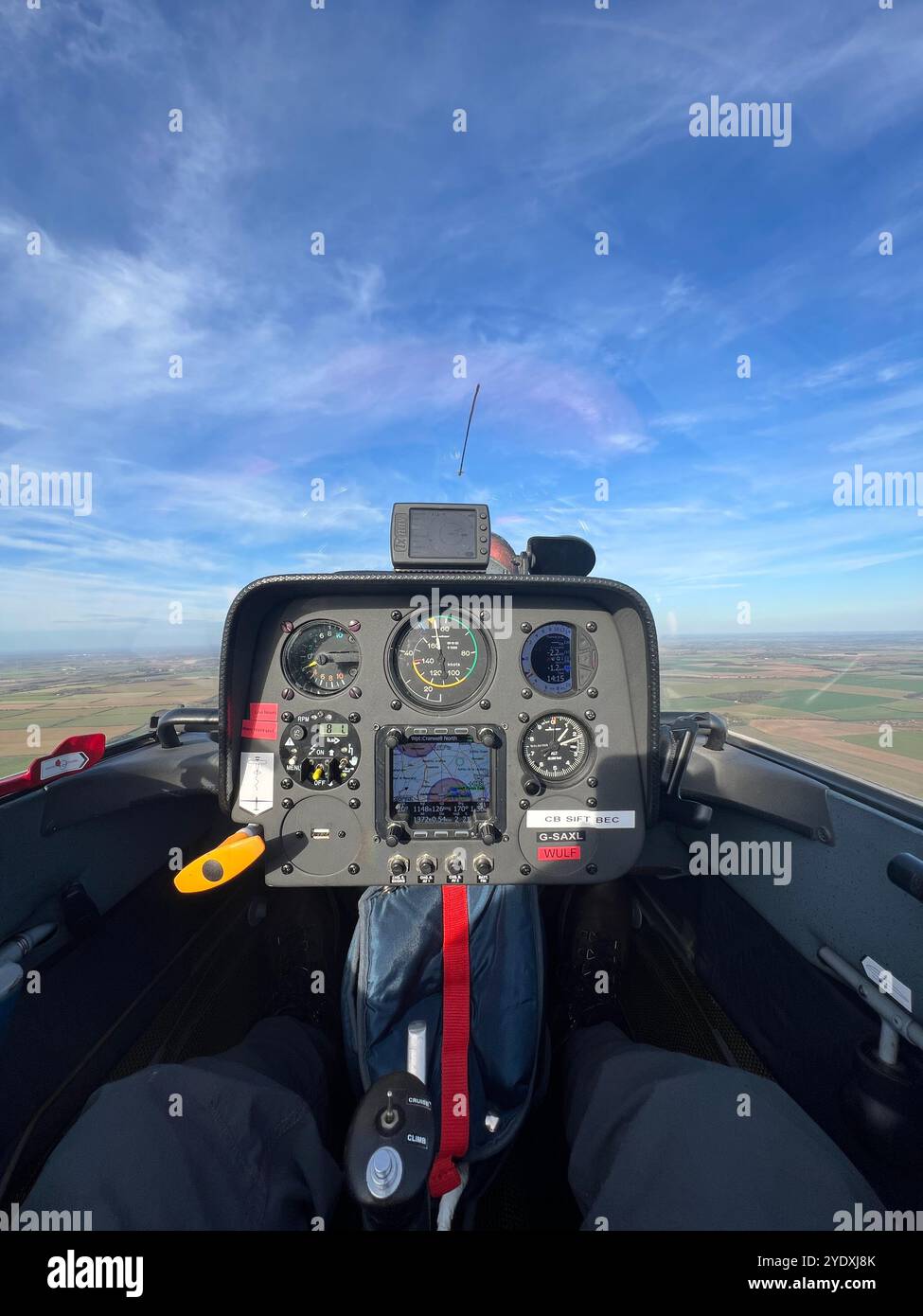 Pilotenansicht vom Rücksitz eines Hochleistungsseglers Schempp-Hirth Duo Discus XLT während des Fluges. Instrumentenbrett und Anzeigen sichtbar. Stockfoto