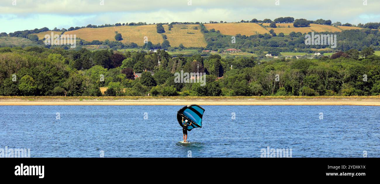 Folienboard Kitesurfen - Llanishen Reservoir bei Lisvane & Llanishen Reservoirs, Cardiff, South Wales, Großbritannien. Vom August 2024 Stockfoto