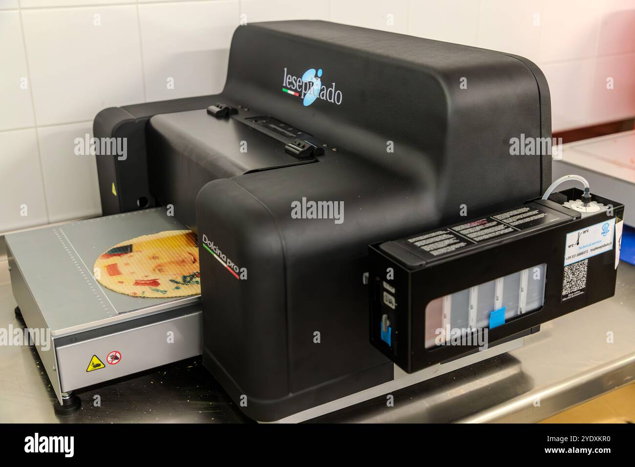 Der neue Trend rund um die traditionelle Torta Tre Monti ist der individualisierte Wafer-Kuchen: Ein Laserdrucker druckt den Wafer mit Fotomotiven oder Logos. Eine professionelle Lebensmitteldruckmaschine „Dolcina pro“ der Marke „Lesepriado“ wird in der Waferfabrik La Serenissima zum Bedrucken einzelner Motive auf Wafer verwendet. Via XXV Marzo, Domagnano, San Marino Stockfoto