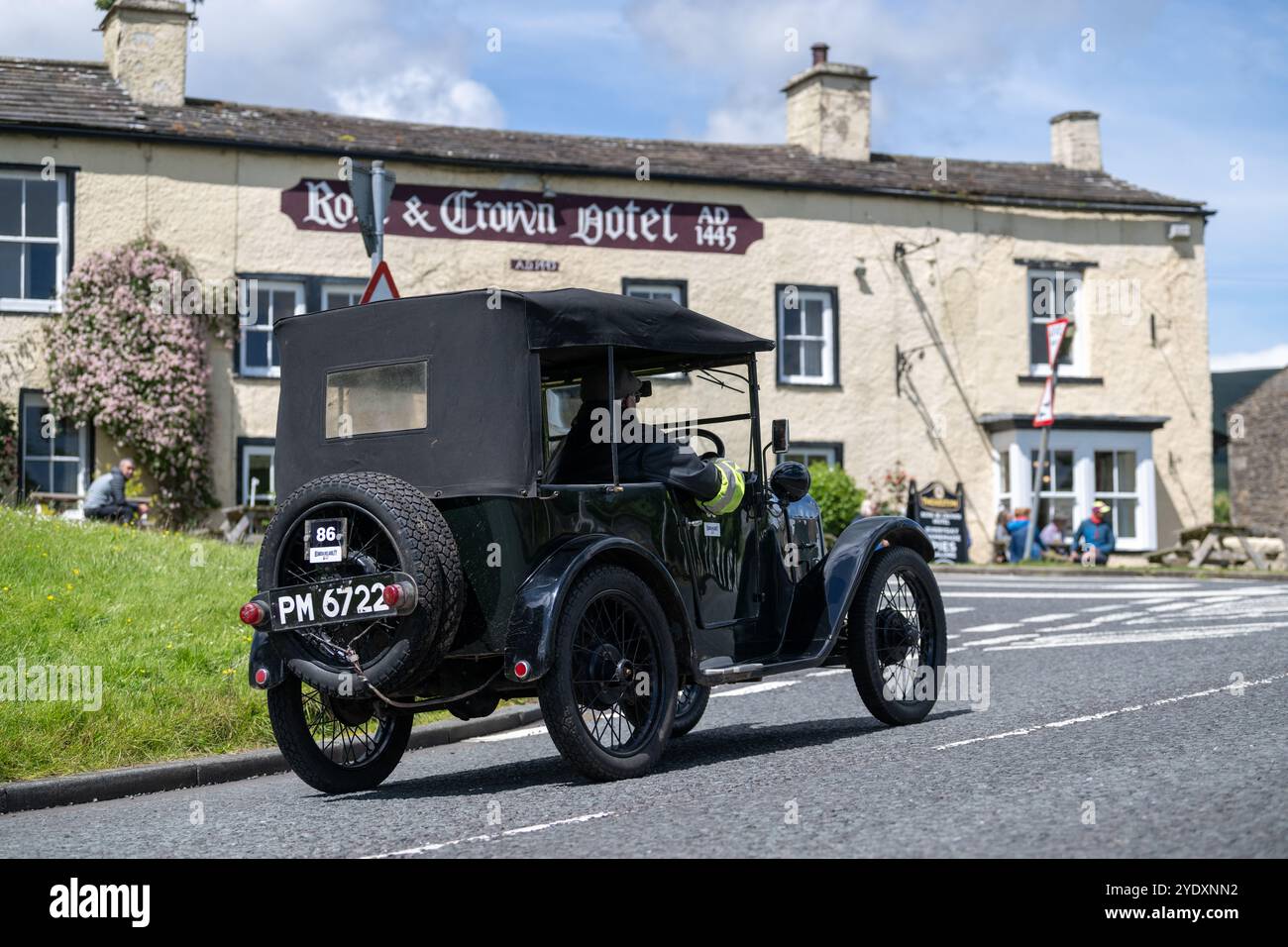 Autos bei der Beamish Relability Oldtimer-Rallye 2024 am Rose and Crown Hotel in Bainbridge, Yorkshire Dales, Großbritannien. Stockfoto