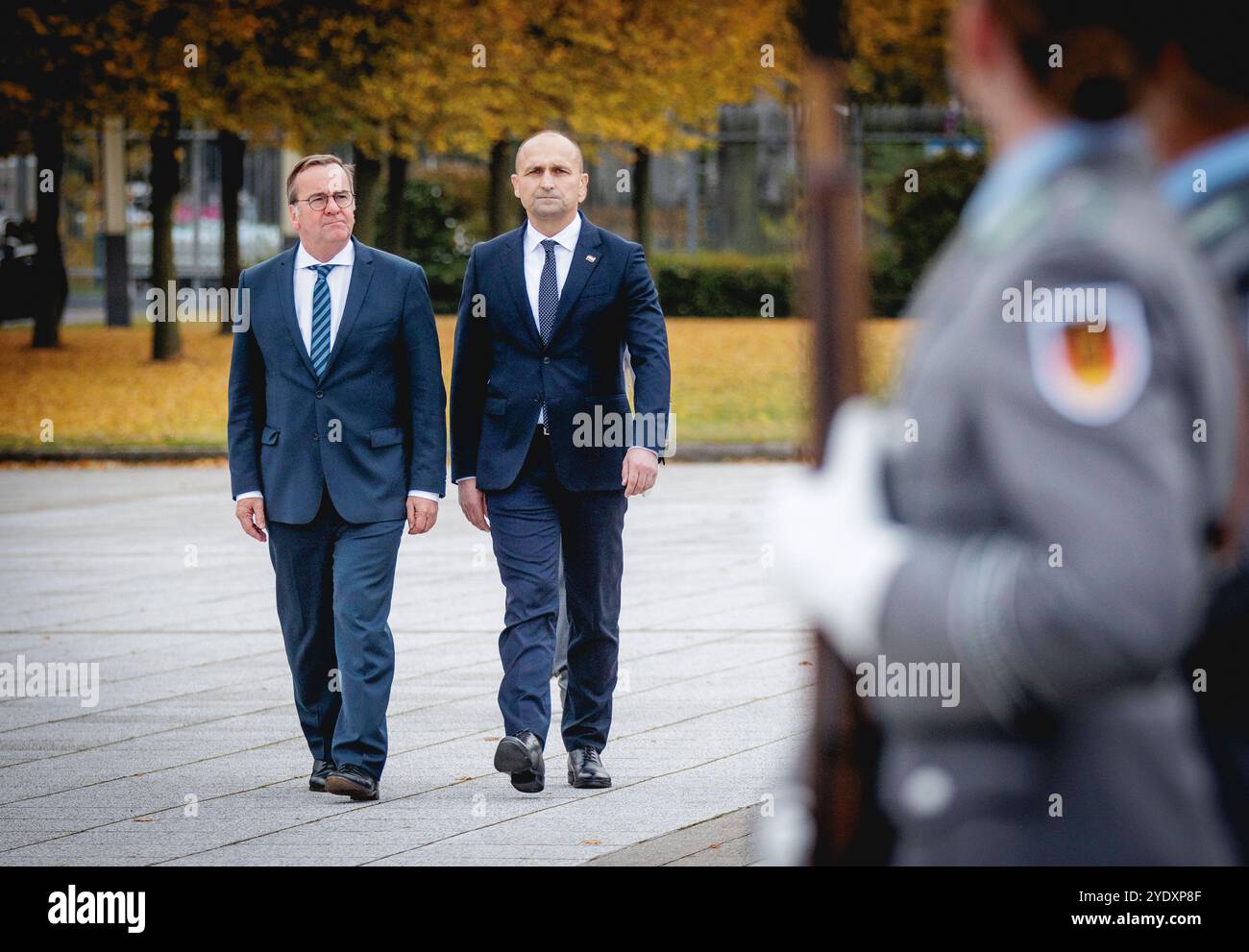 L-R Boris Pistorius, Bundesminister der Verteidigung, empfaengt Ivan Anusic, Verteidigungsminister von Kroatien, im Verteidigungsministerium in Berlin, 28.10.2024. Berlin Deutschland *** L R Boris Pistorius, Bundesverteidigungsminister, empfängt Ivan Anusic, Verteidigungsminister Kroatiens, im Verteidigungsministerium in Berlin, 28 10 2024 Berlin Deutschland Copyright: XJulianexSonntagx Stockfoto