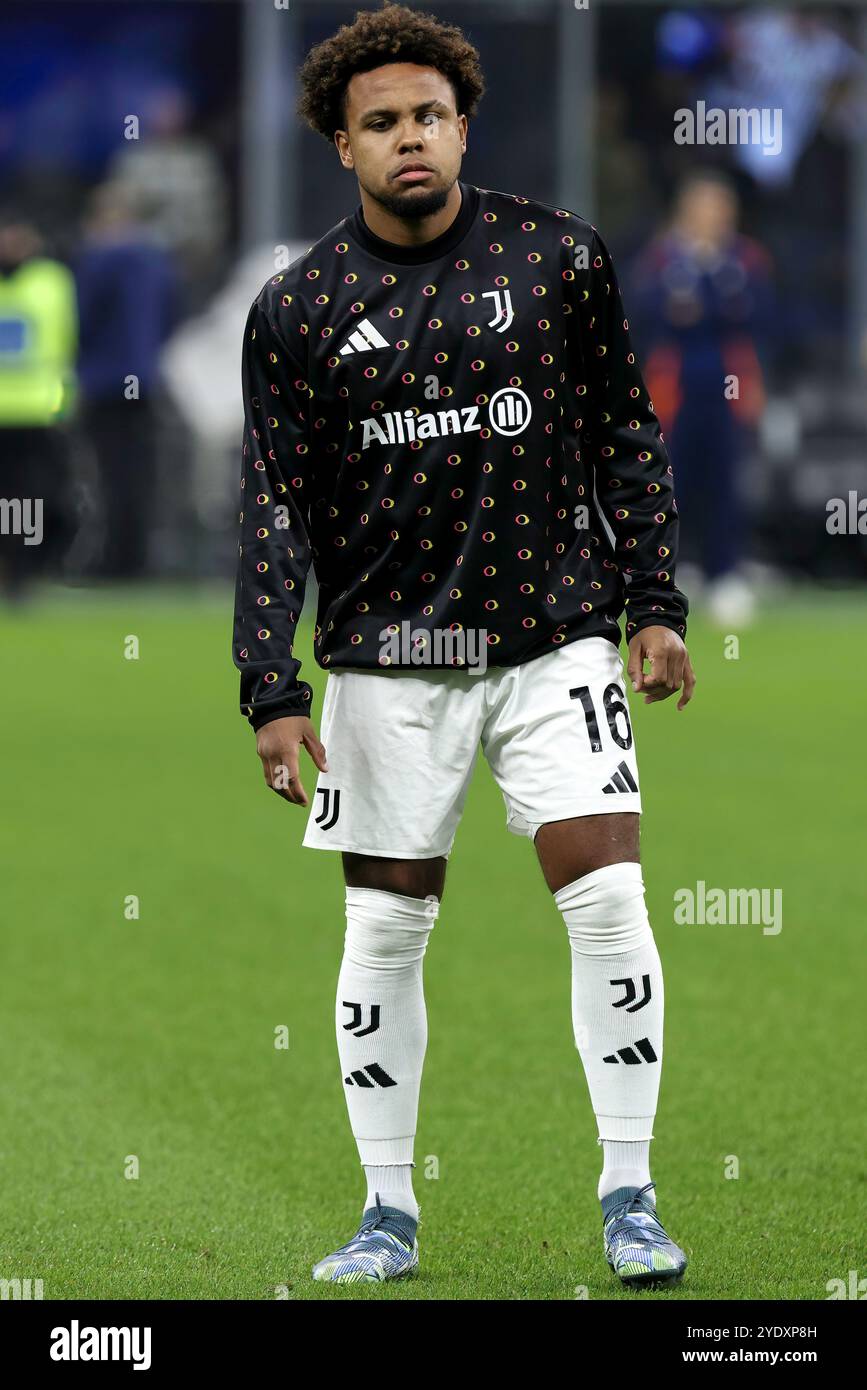 Mailand, Italien. Oktober 2024. Italien, Mailand, 2024 10 27: Weston McKennie (Juventus) Dribbles und Passschuss beim warm Up über das Fußballspiel FC Inter vs Juventus FC, Serie A Tim 2024-2025 Day 9, San Siro Stadium. Italien, Mailand, 2024 10 27: FC Inter gegen Juventus FC, Serie A Tim 2024/2025 Tag 9 im San Siro Stadion. (Kreditbild: © Fabrizio Andrea Bertani/Pacific Press via ZUMA Press Wire) NUR REDAKTIONELLE VERWENDUNG! Nicht für kommerzielle ZWECKE! Stockfoto