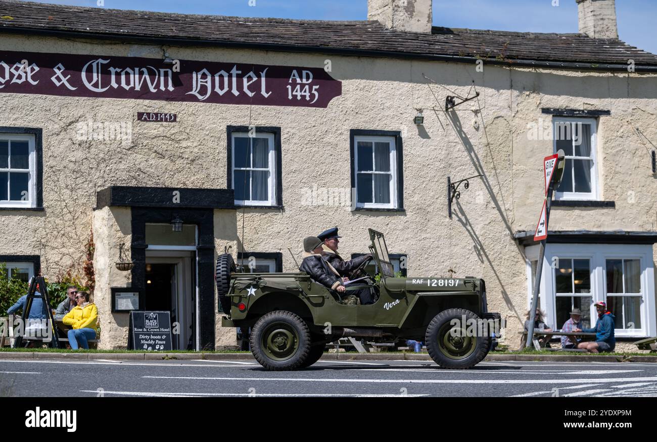 Autos bei der Beamish Relability Oldtimer-Rallye 2024 am Rose and Crown Hotel in Bainbridge, Yorkshire Dales, Großbritannien. Stockfoto