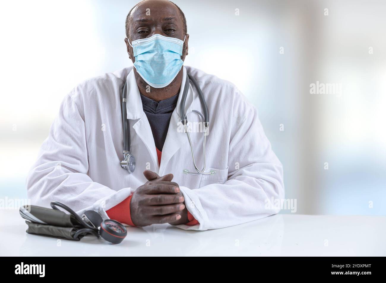 Arzt erklärt seinem Patienten maskierte Ärztin in Sprechstunde 016278 021 Stockfoto