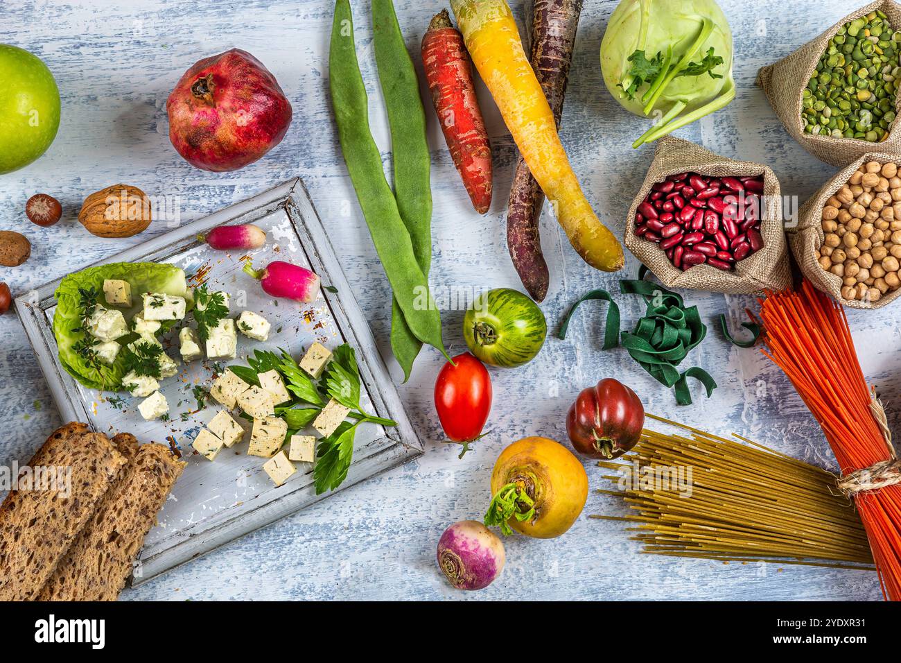 Vegane Käseplatte mit pflanzlicher Milch. Pflanzliche Käsesorten 016357 015 Stockfoto