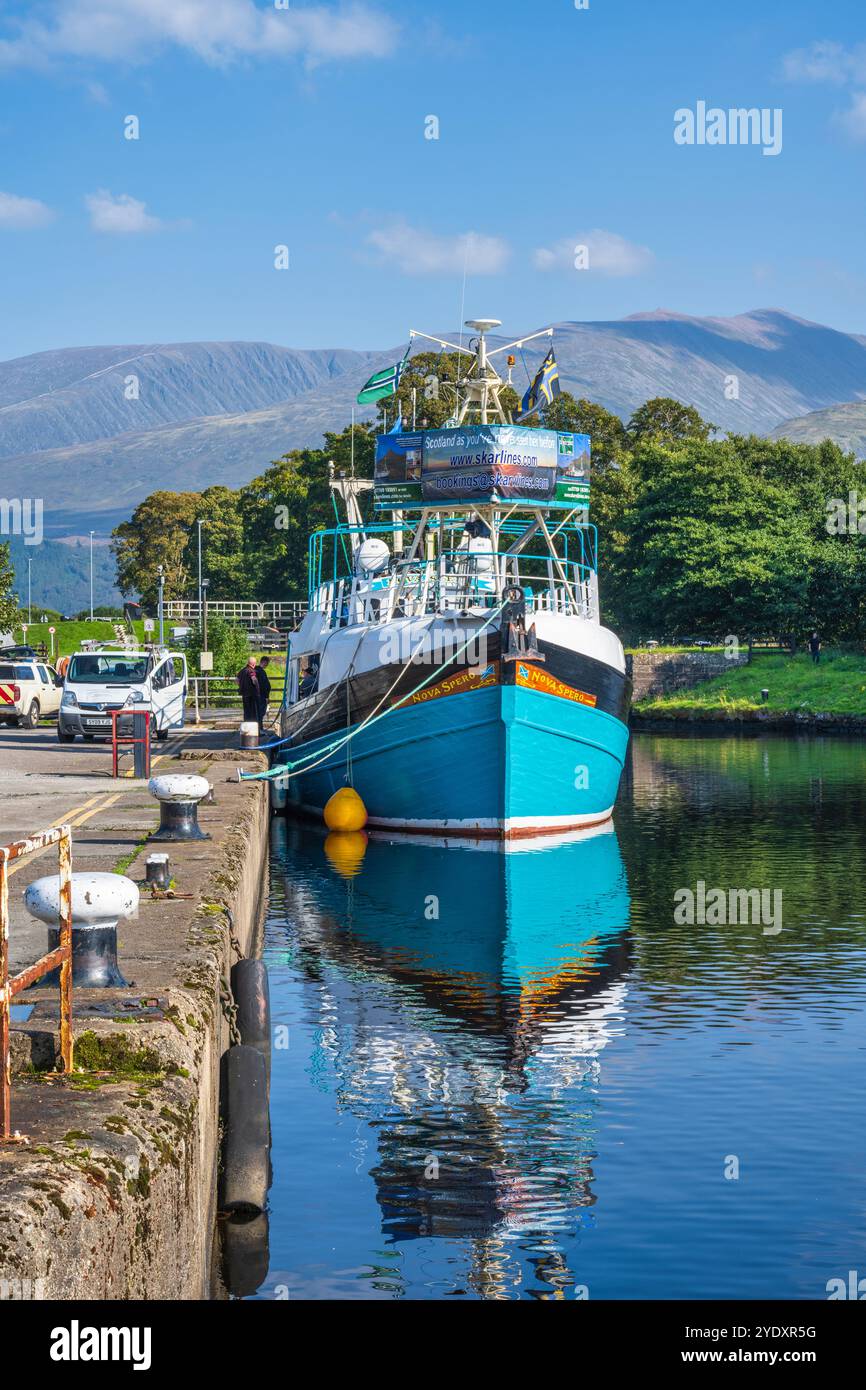 Boote im Corpach Basin, Eintritt zum Caledonian Canal, mit Ben Nevis und Nevis Range im Hintergrund - Corpach in Lochaber, Scottish Highlands, Schottland Stockfoto