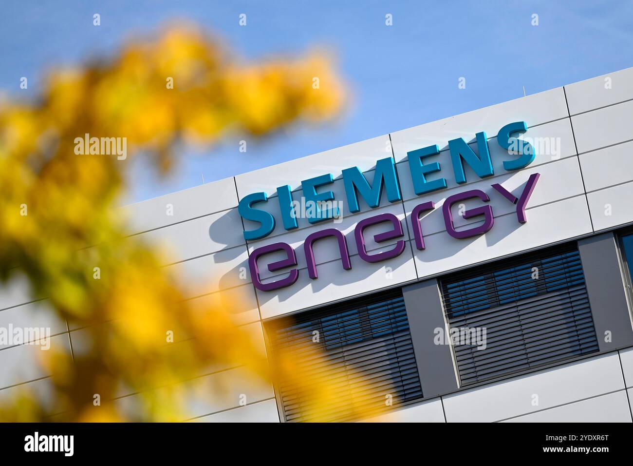 Das Logo der Firma Siemens Energy am Standort des Unternehmens in Erlangen. Themenbild, Symbolbild Nürnberg, 28.10.2024 Bayern Deutschland *** das Siemens Energy Logo am Firmenstandort Erlangen Themenbild, Symbolbild Nürnberg, 28 10 2024 Bayern Deutschland Copyright: XDwixAnoraganingrumx Stockfoto