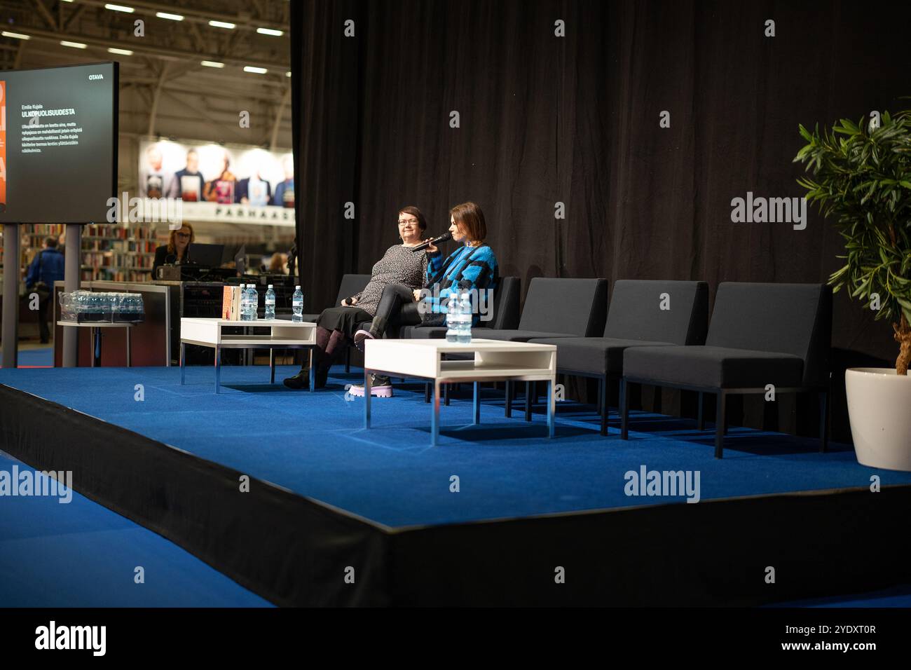 Autorin Emilia Kujala (rechts) auf der Helsinki Buchmesse 2024 Stockfoto