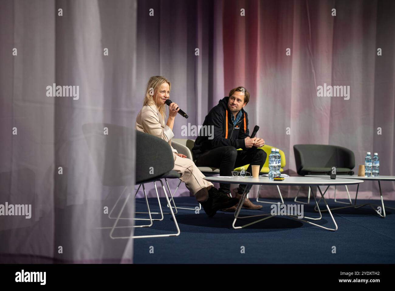 Johan Ståhle Produktmanager für Storytel diskutierte mit der Erzählerin Sanna Ekman auf der Buchmesse in Helsinki 2024 über die Verwendung von KI-Stimmen für Hörbücher Stockfoto