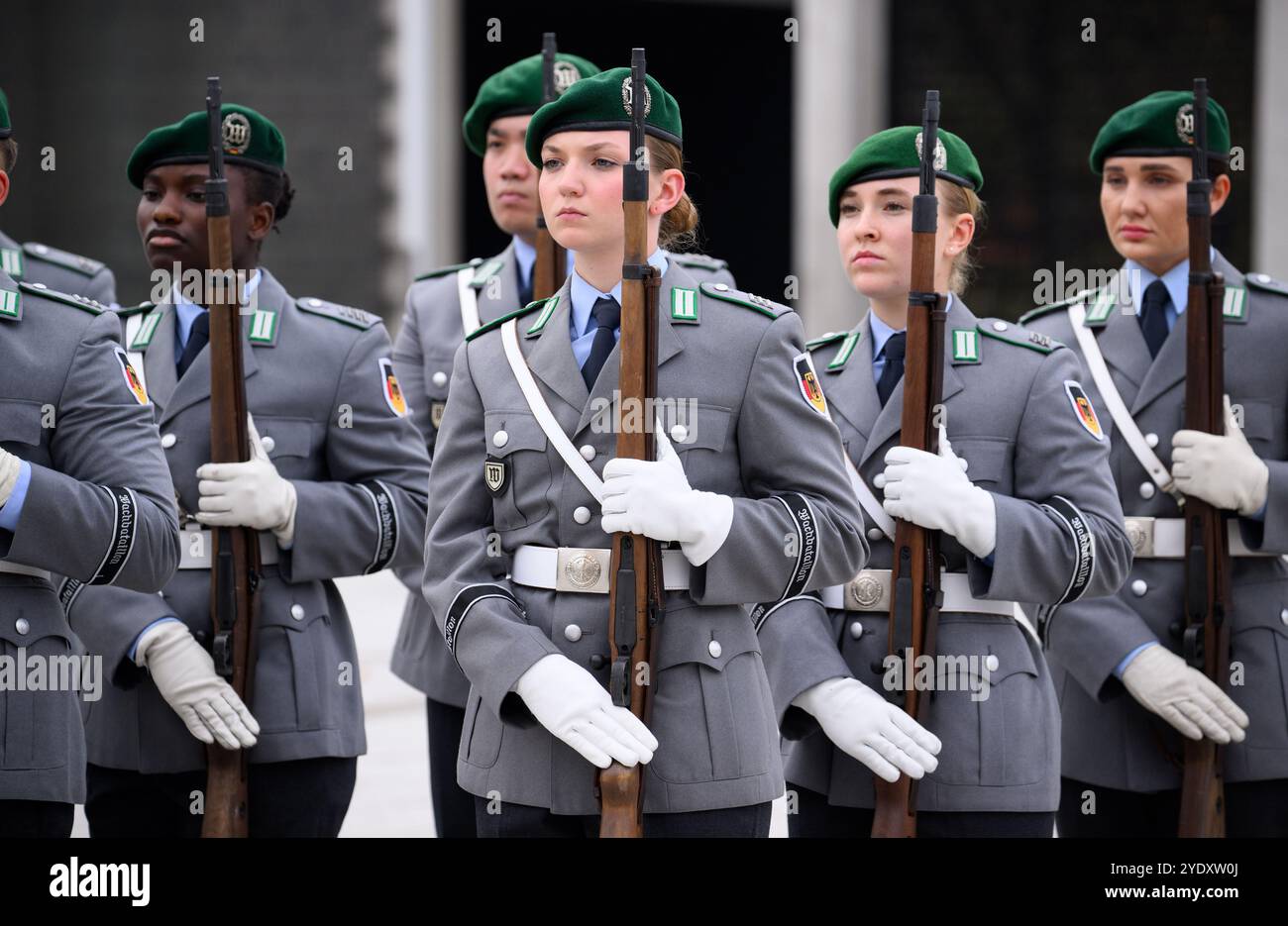 Berlin, Deutschland. Oktober 2024. Soldaten der Ehrenbildung der Bundeswehr stehen vor der Begrüßung des kroatischen Verteidigungsministers im Bendlerblock, dem Sitz des Bundesverteidigungsministeriums. Quelle: Bernd von Jutrczenka/dpa/Alamy Live News Stockfoto