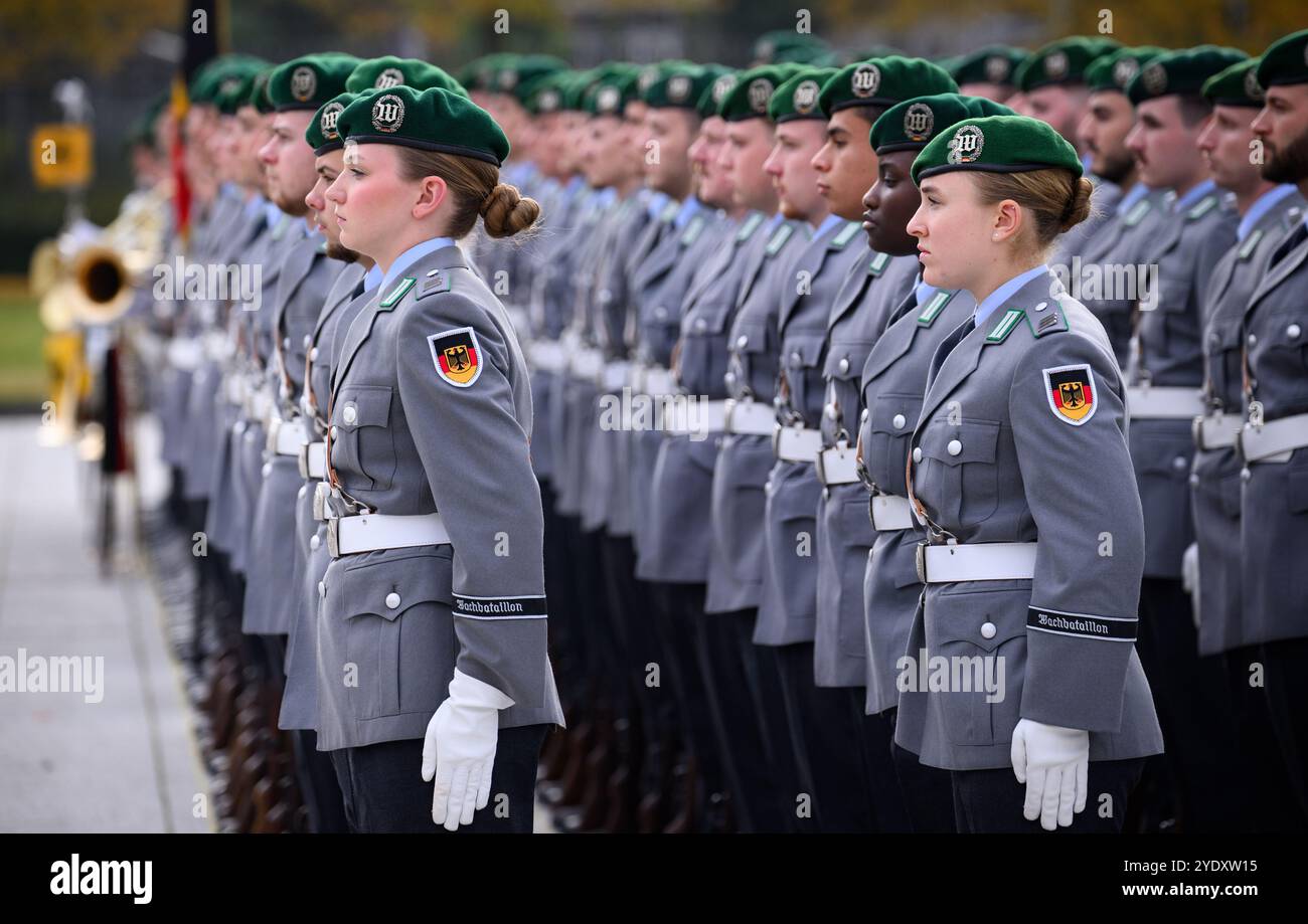 Berlin, Deutschland. Oktober 2024. Soldaten der Ehrenbildung der Bundeswehr stehen vor der Begrüßung des kroatischen Verteidigungsministers im Bendlerblock, dem Sitz des Bundesverteidigungsministeriums. Quelle: Bernd von Jutrczenka/dpa/Alamy Live News Stockfoto
