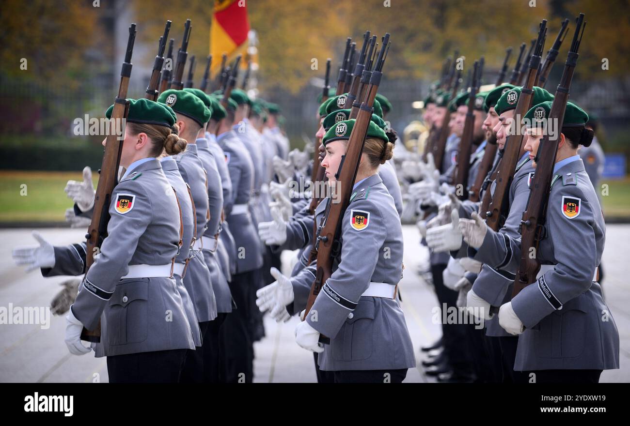Berlin, Deutschland. Oktober 2024. Soldaten der Ehrenbildung der Bundeswehr stehen vor der Begrüßung des kroatischen Verteidigungsministers im Bendlerblock, dem Sitz des Bundesverteidigungsministeriums. Quelle: Bernd von Jutrczenka/dpa/Alamy Live News Stockfoto