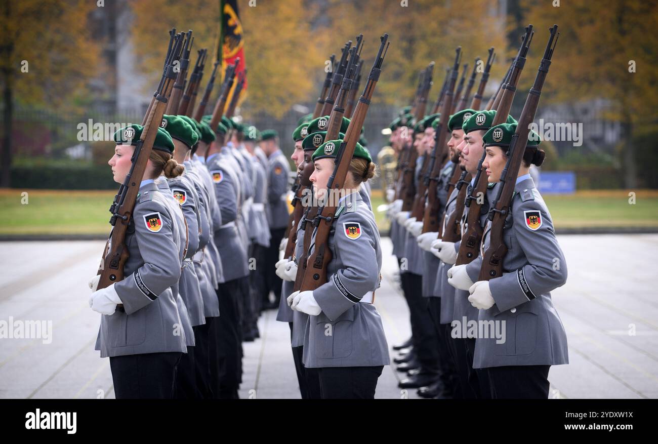 Berlin, Deutschland. Oktober 2024. Soldaten der Ehrenbildung der Bundeswehr stehen vor der Begrüßung des kroatischen Verteidigungsministers im Bendlerblock, dem Sitz des Bundesverteidigungsministeriums. Quelle: Bernd von Jutrczenka/dpa/Alamy Live News Stockfoto