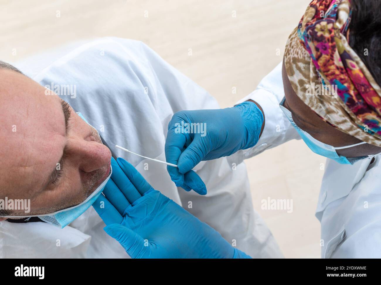 Mann mit Nasenabstrich-Test. PCR-Test 016414 016 Stockfoto