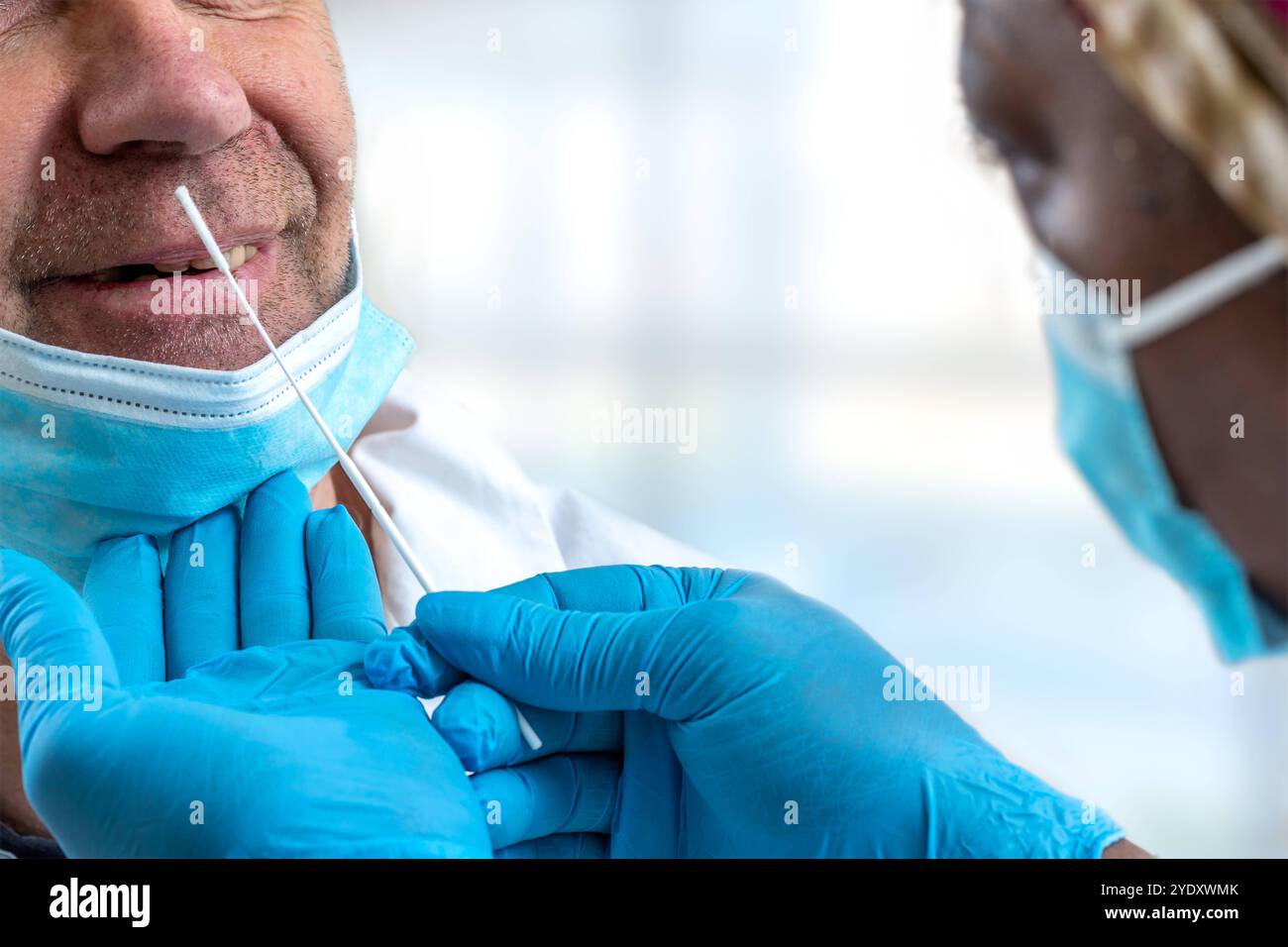 Mann mit Nasenabstrich-Test. PCR-Test 016414 015 Stockfoto