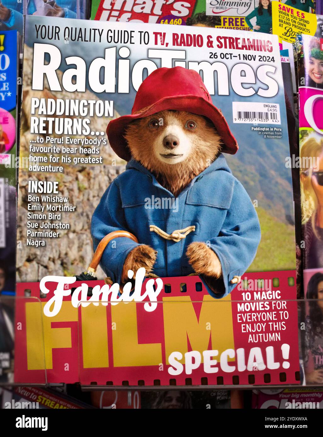 Paddington Bear erscheint auf dem Cover des Magazins Radio Times für die bevorstehende Veröffentlichung von Paddington 3 - Paddington in Peru, verdorben von Dougal Wilson. Stockfoto