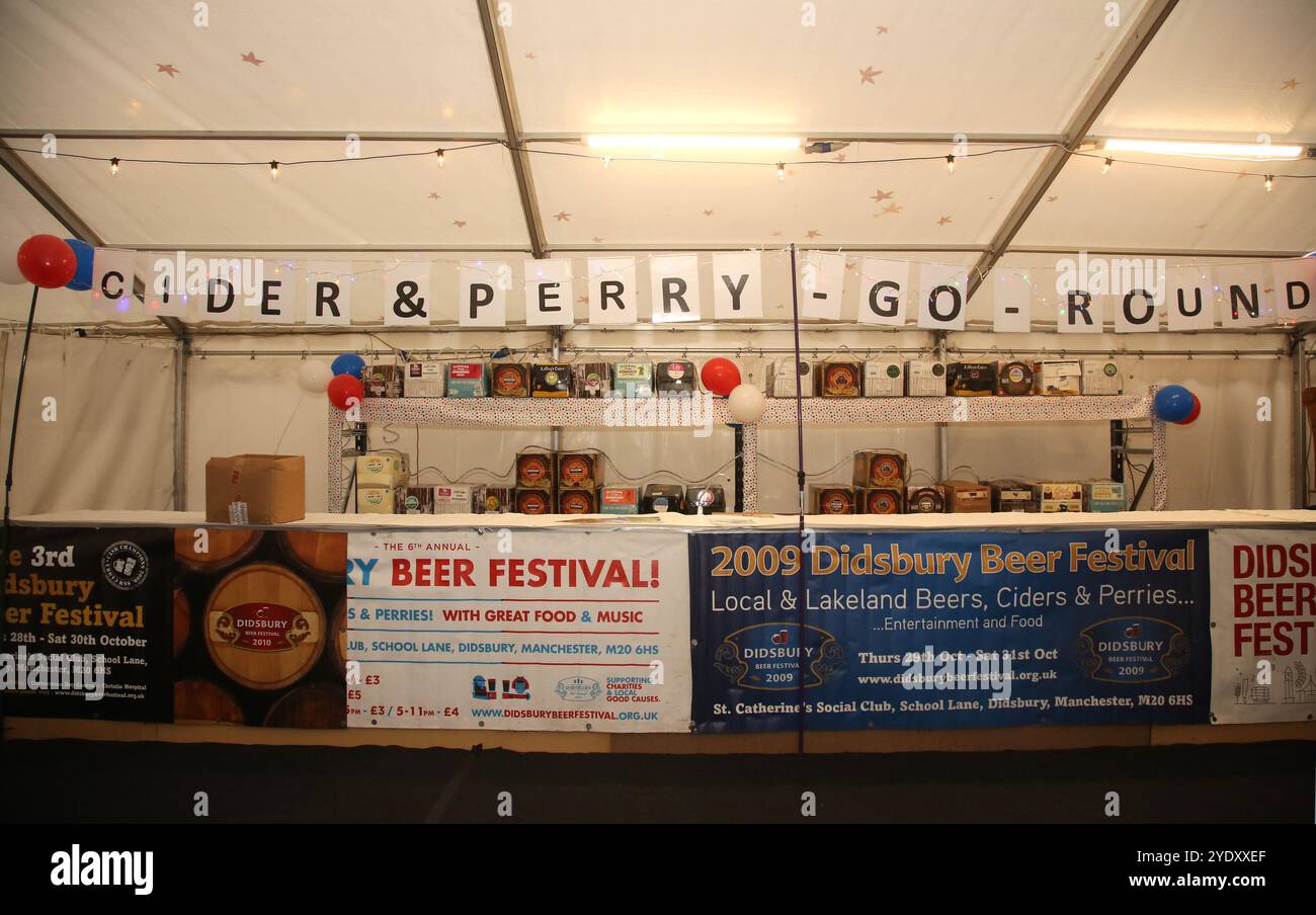 Manchester England UK 24. Oktober 2024 Cider Boxen standen zu Beginn des Didsbury Beer Festivals GED Noonan/Alamy Stockfoto