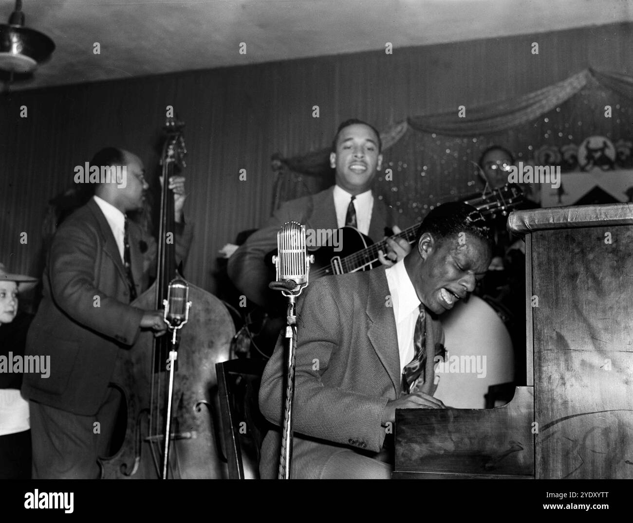 Jazz wird gespielt! Porträt von Wesley Prince, Oscar Moore und Nat King Cole, Sansibar, Live on Stage - New York, N.Y., ca. Juli 1946 - Foto von Gottlieb Stockfoto