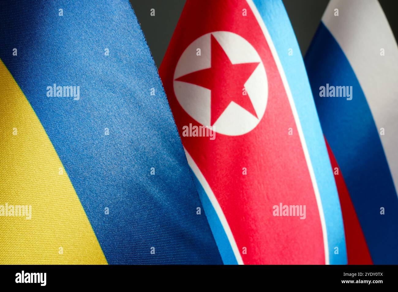 Nahaufnahme der Flaggen der Ukraine, Nordkoreas und Russlands. Stockfoto