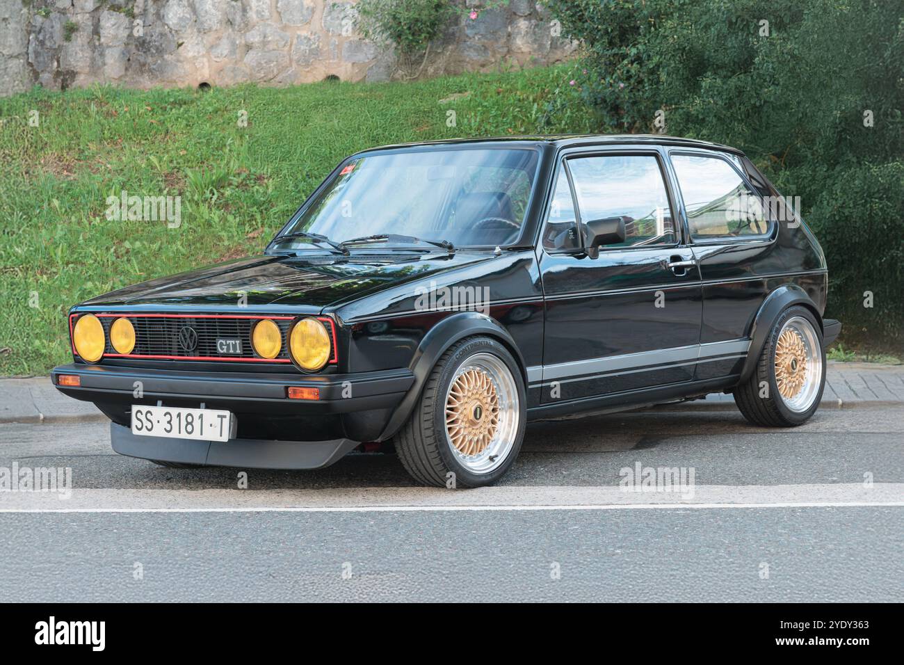 Urnieta, Spanien-5. Oktober 2024: 1976 Volkswagen Golf GTI, Mark 1, Typ 155, erste Generation, vw auf den Straßen der Stadt Stockfoto