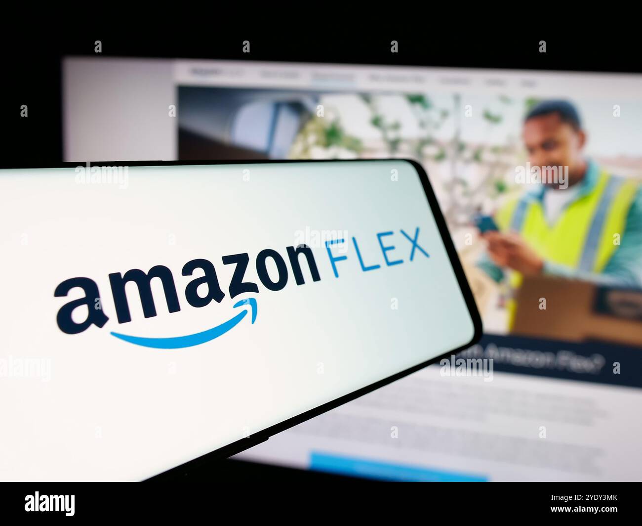 Mobiltelefon mit Logo des Zustellprogramms Amazon Flex auf dem Bildschirm vor der Business-Website. Fokussieren Sie sich auf die linke Mitte des Telefondisplays. Stockfoto