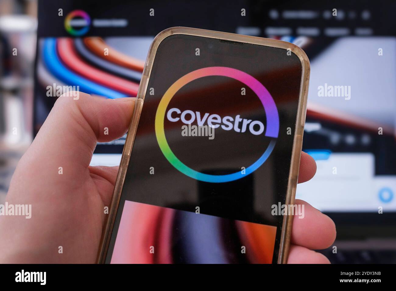 Hand hält Mobiltelefon auf dem Logo von Covestro zu sehen ist *** Hand hält ein Mobiltelefon, auf dem das Covestro-Logo zu sehen ist Nordrhein-Westfalen Deutschland, Deutschland GMS17929 Stockfoto