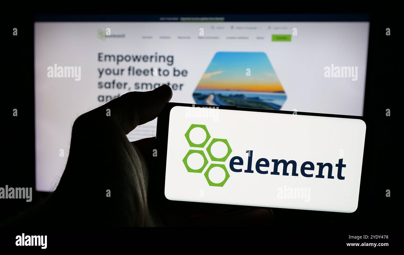 Person mit Smartphone und Logo der kanadischen Firma Element Fleet Management Corp. Auf dem Bildschirm vor der Website. Schwerpunkt auf dem Display des Telefons. Stockfoto