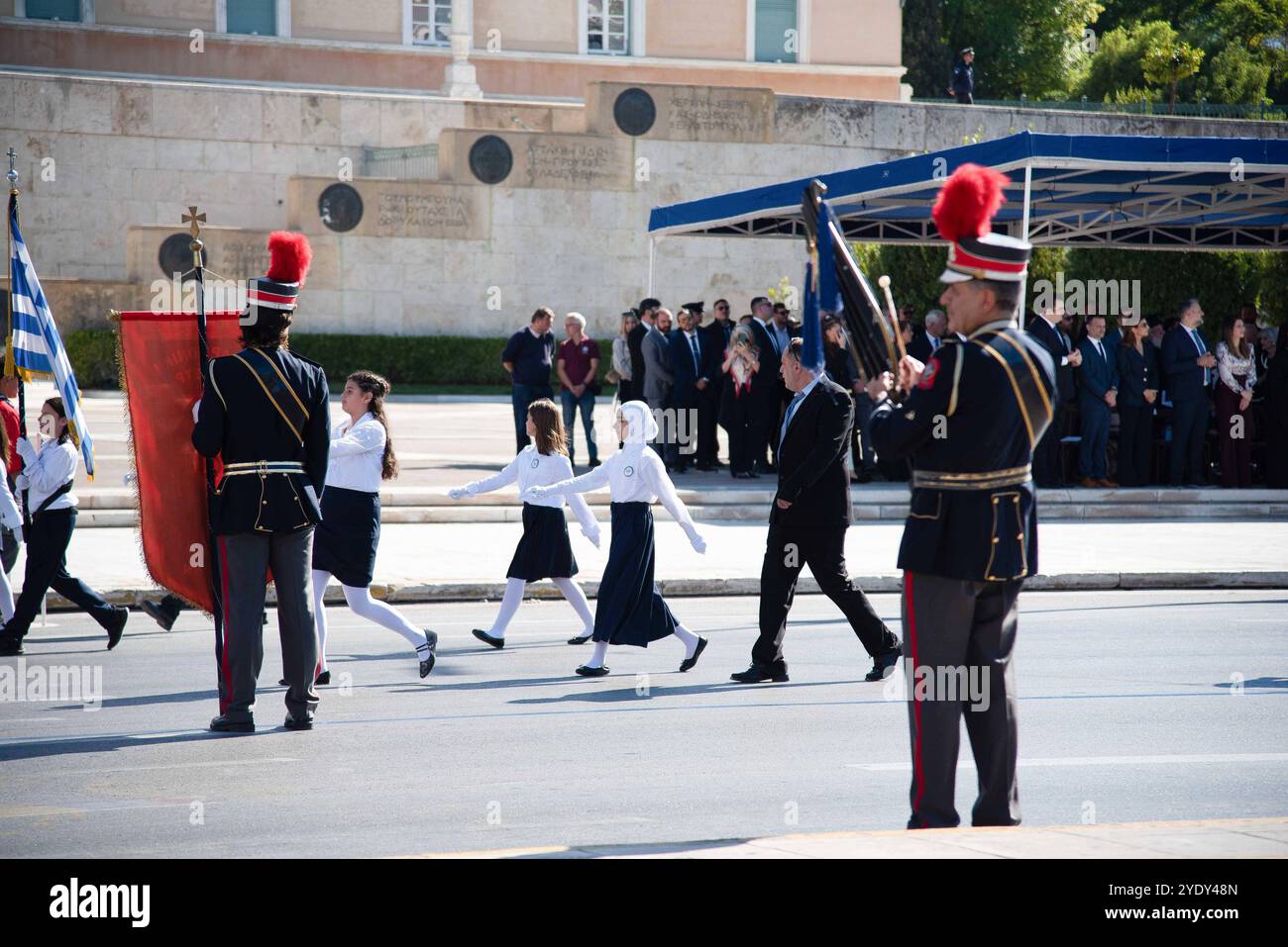 Griechenland: Studentenparade vor dem griechischen parlamentsgebäude am 28. Oktober. Athen, Griechenland, 28. Oktober 2024. Schüler aus mehr als 200 Schulen in Athen, Griechenland, nahmen an der Parade zur Nationalfeier am 28. Oktober 2024 Teil. Athen Attiki Griechenland Copyright: XKostasxGalanisx Stockfoto