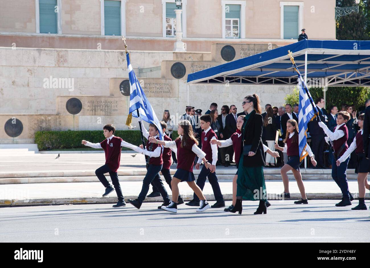 Griechenland: Studentenparade vor dem griechischen parlamentsgebäude am 28. Oktober. Athen, Griechenland, 28. Oktober 2024. Schüler aus mehr als 200 Schulen in Athen, Griechenland, nahmen an der Parade zur Nationalfeier am 28. Oktober 2024 Teil. Athen Attiki Griechenland Copyright: XKostasxGalanisx Stockfoto