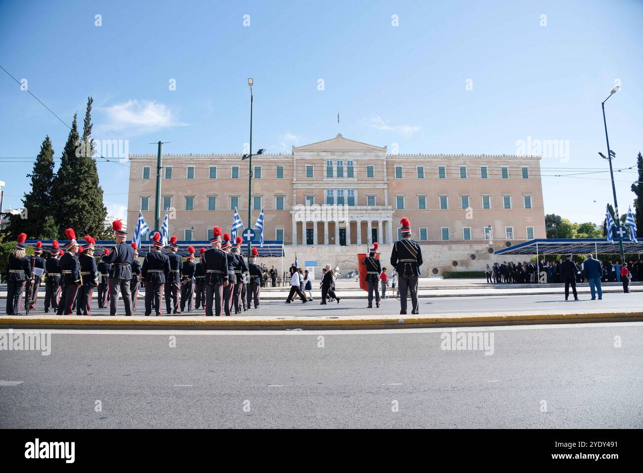 Griechenland: Studentenparade vor dem griechischen parlamentsgebäude am 28. Oktober. Athen, Griechenland, 28. Oktober 2024. Schüler aus mehr als 200 Schulen in Athen, Griechenland, nahmen an der Parade zur Nationalfeier am 28. Oktober 2024 Teil. Athen Attiki Griechenland Copyright: XKostasxGalanisx Stockfoto