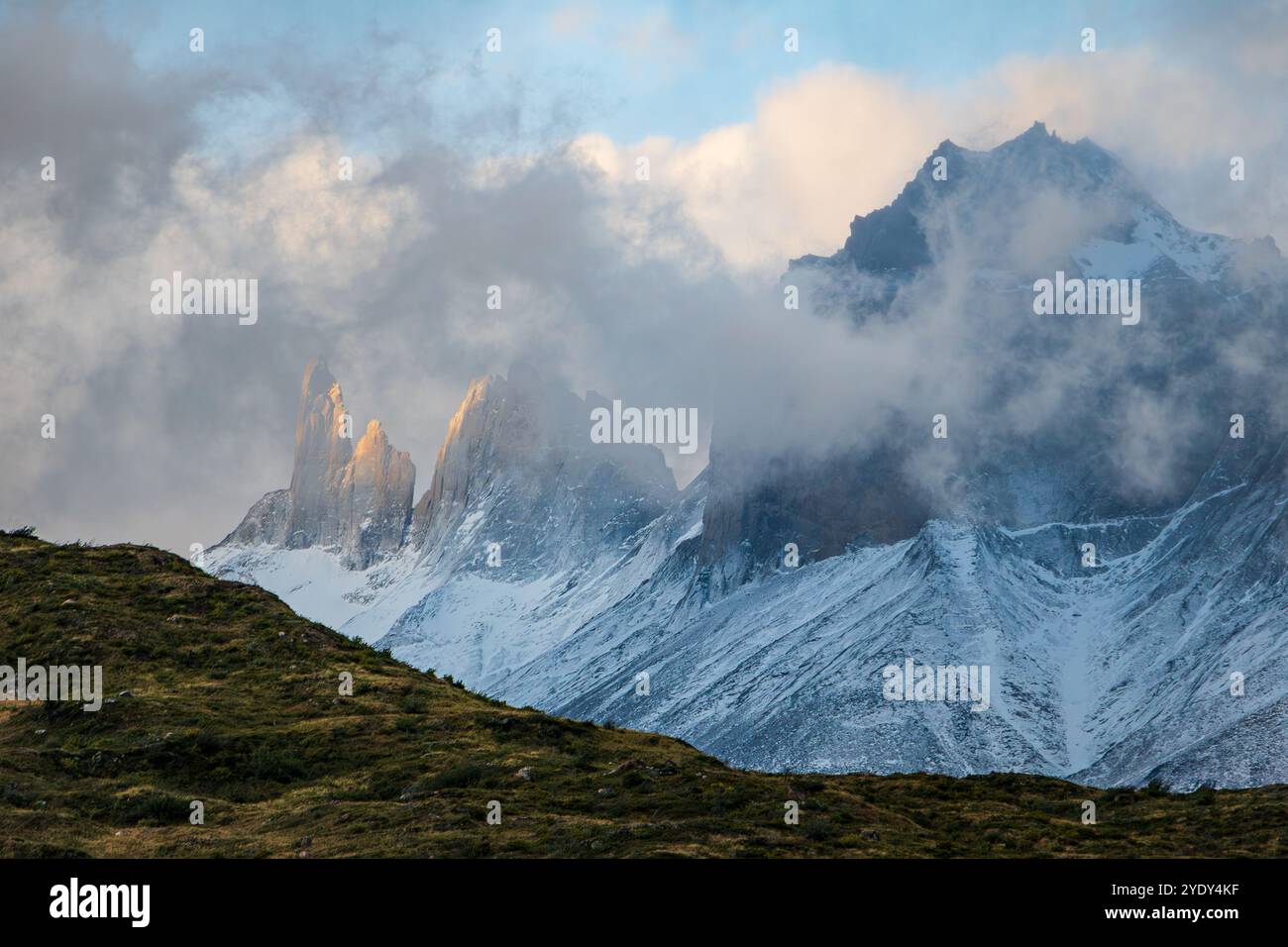 Paine Grande in der Abenddämmerung auf dem W Trek im Torres del Paine Nationalpark, Patagonien, Chile Stockfoto