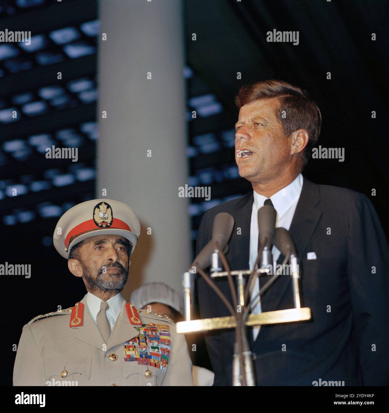 US-Präsident John F. Kennedy hielt während der Ankunftszeremonie zu Ehren des Kaisers von Äthiopien, Haile Selassie I. (links), Union Station, Washington, D.C., USA, Cecil Stoughton, Fotos Des Weißen Hauses, 1. Oktober 1963 Stockfoto