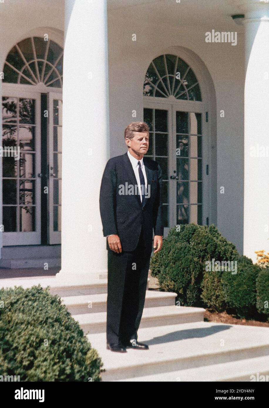 US-Präsident John F. Kennedy steht auf den Stufen von Rose Garden, Weißen Haus, Washington, D.C., USA, Robert Knudsen, Fotografien Des Weißen Hauses, 10. Oktober 1963 Stockfoto