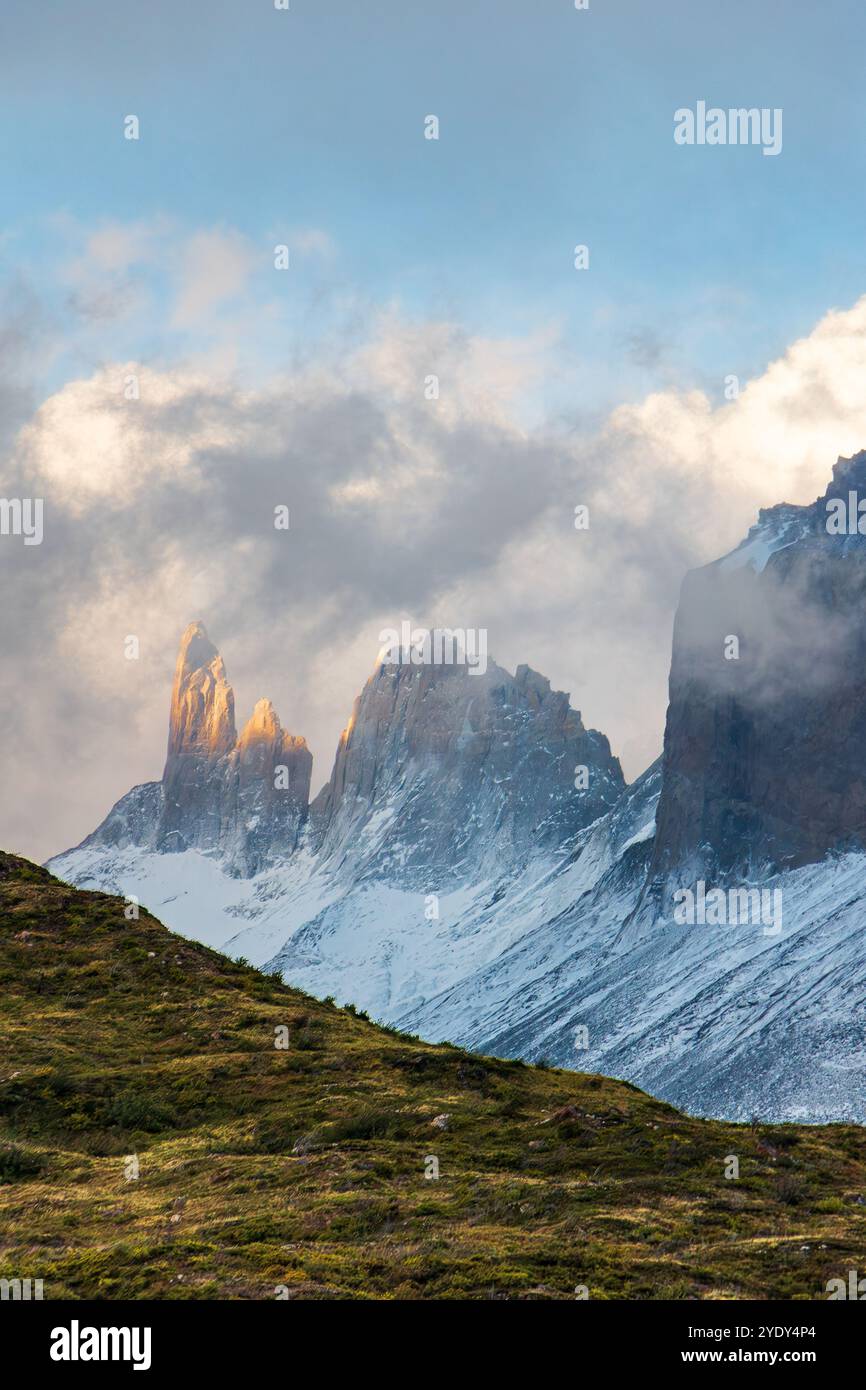 Paine Grande in der Abenddämmerung auf dem W Trek im Torres del Paine Nationalpark, Patagonien, Chile Stockfoto