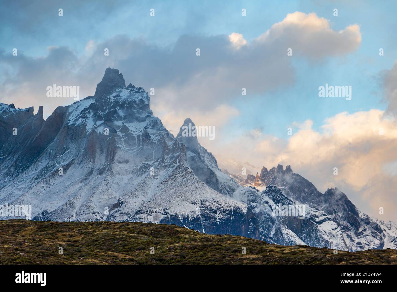 Paine Grande in der Abenddämmerung auf dem W Trek im Torres del Paine Nationalpark, Patagonien, Chile Stockfoto