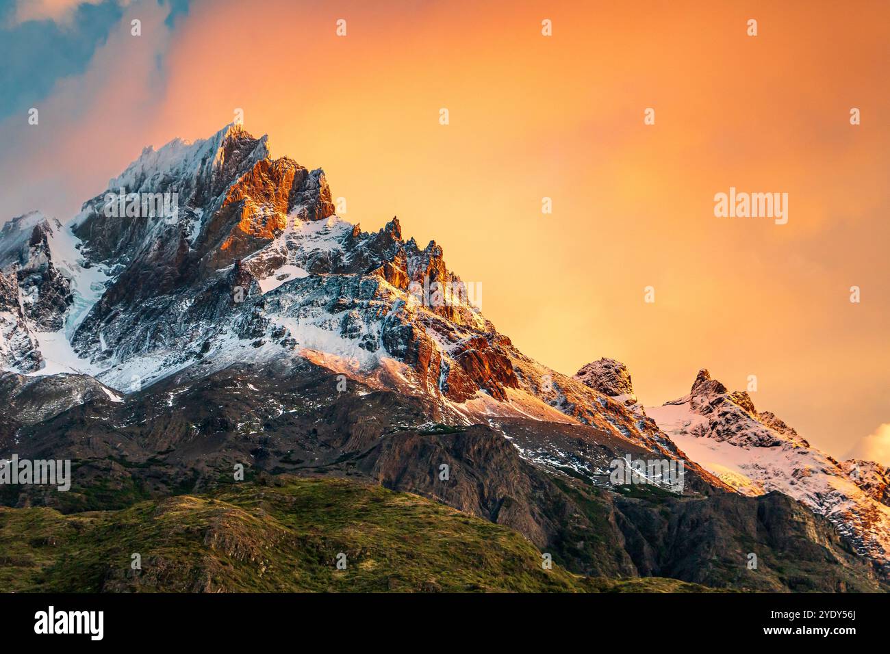 Spektakuläre Paine Grande Bergkette bei Sonnenaufgang im Torres del Paine Nationalpark, Patagonien, Chile Stockfoto