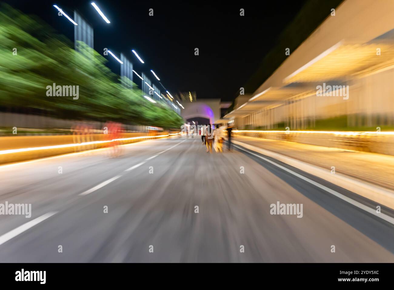 Traumhafte, unscharfe Nachtszene mit Stadtlichtern und Fokuszieheffekt Stockfoto
