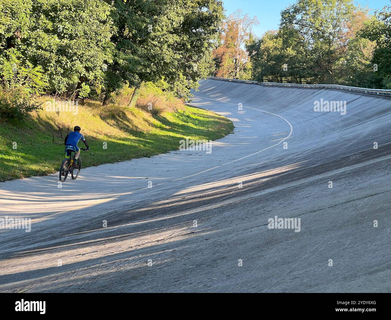 Mann, der Fahrrad auf der Kurvenrennbahn in Monza fährt Stockfoto