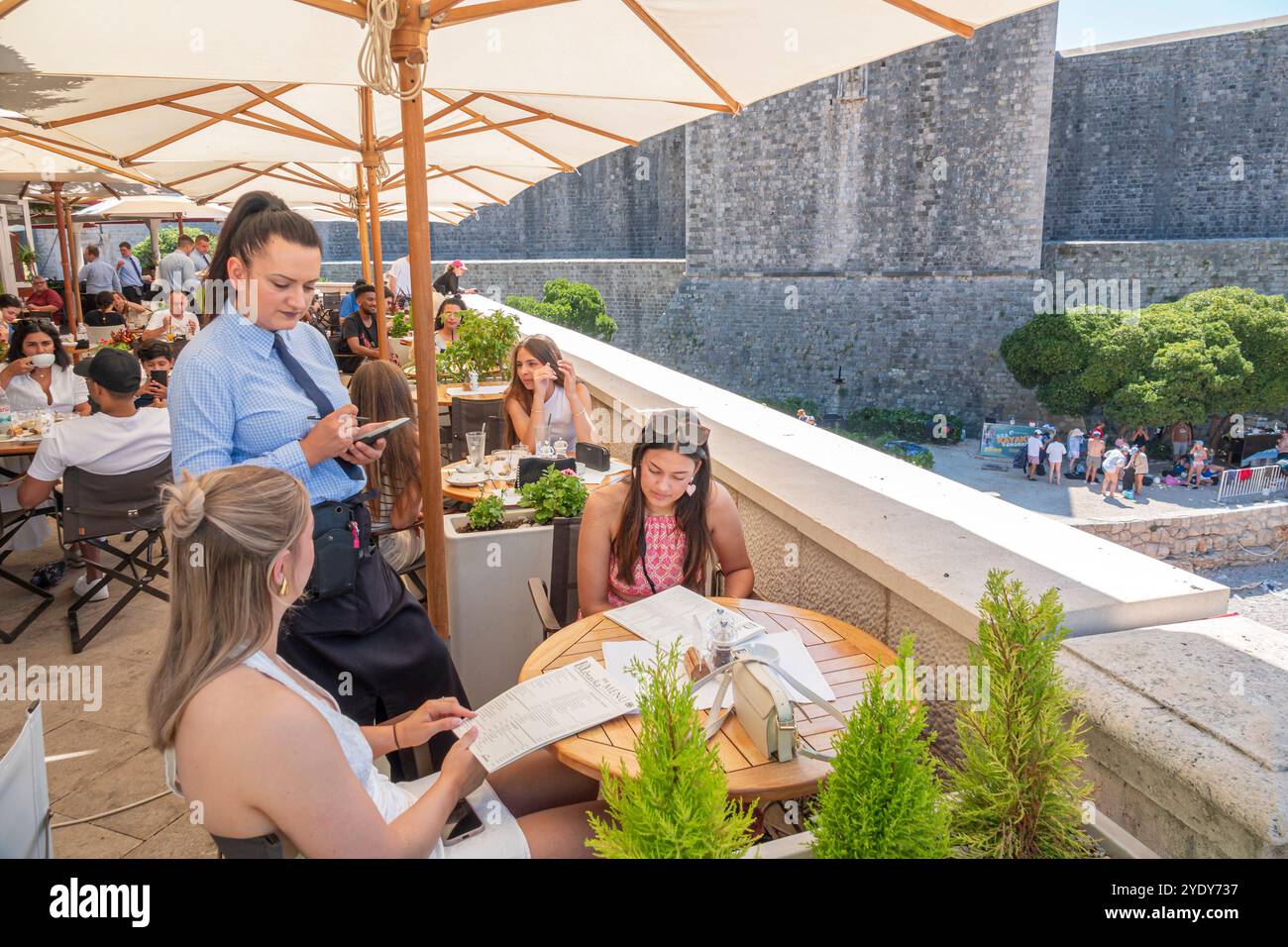 Dubrovnik Kroatien, Brsalje ulica Street plaza Terrace, Dubravka 1836 Restaurant & Cafe, Tische, Sonnenschirme im Freien, Männer, Frauen, Paare, Familien, fema Stockfoto