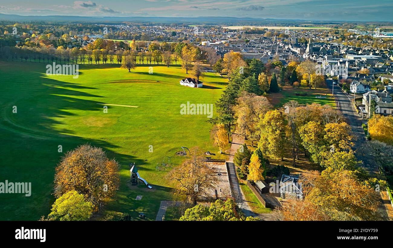 Forres Moray Scotland mit Blick auf die Victoria Road und über den Grant Park mit Bäumen in Herbstfarben Stockfoto